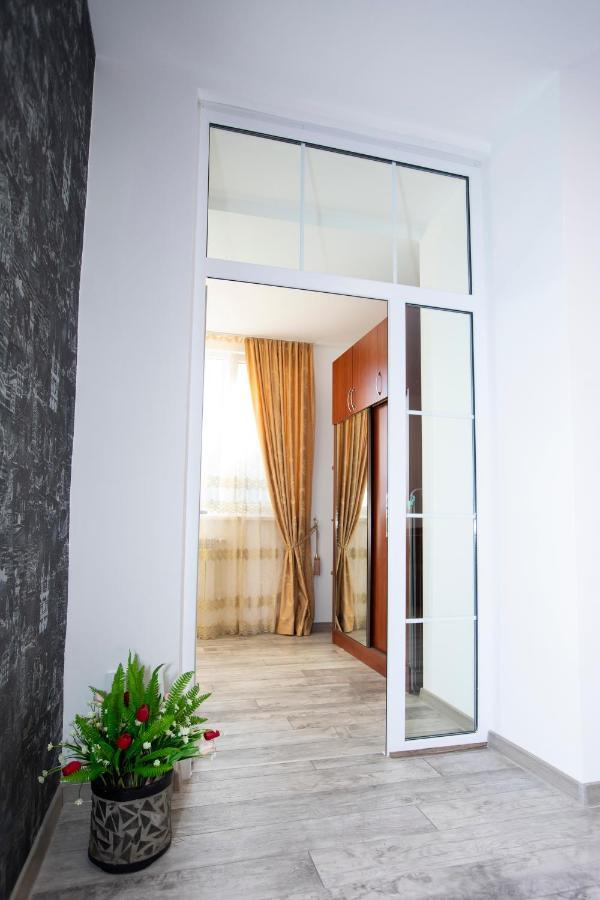 Modern Apartment In The Center With The View Of The Majestic Ararat Yerevan Exterior photo